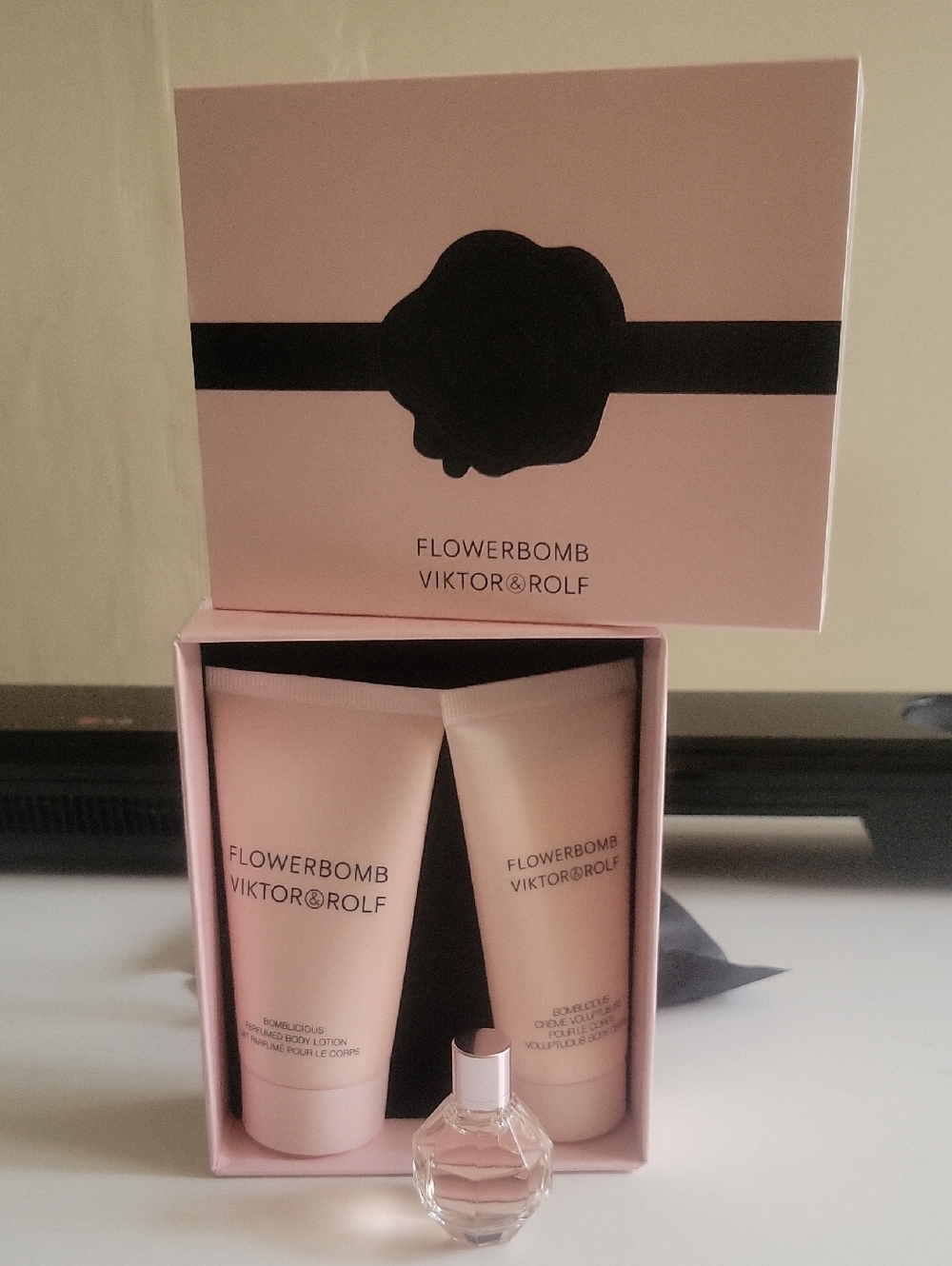 Viktor & Rolf Pink and Black Flowerbomb Gift Set